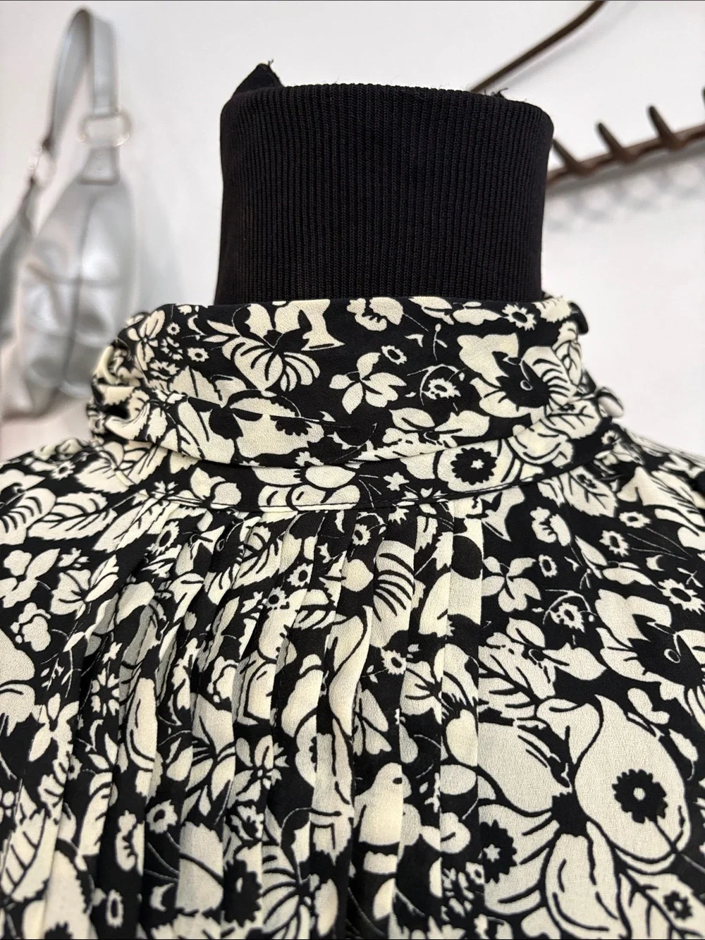 Black & Cream Floral Long-Sleeve Women's Dress with a zipper on the side